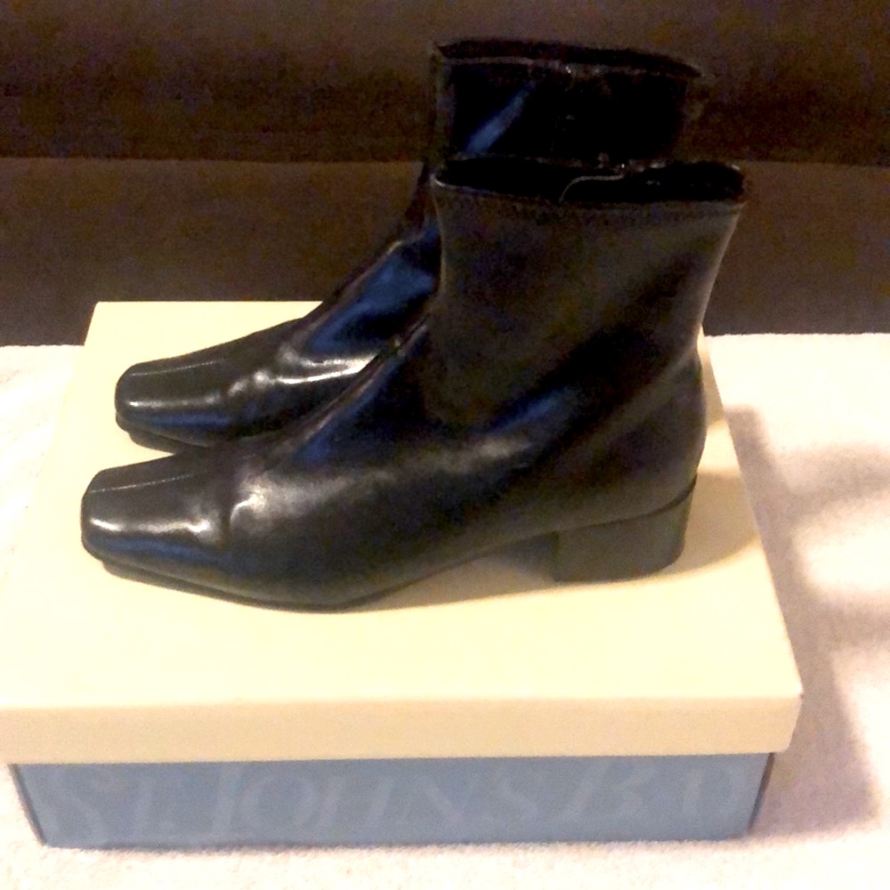 Saint Johns Bay Ladies Boots With Zipper On Inner Ankle Brand New